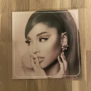 Ariana grande vinyl har bara tagit ut skivan för att titta på, aldrig spelat den, bra skick! 