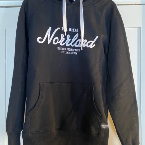 The Great Norrland hoodie  - Väldigt bra skick, knappt använd. Nypris 900kr. Storlek XS men jag skulle säga att den är stor i storleken. 