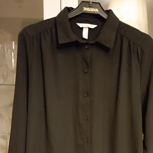 Snygg skjorta Dam  - Jätte fin skjorta.passar till allt Väldigt följsam på kroppen tunnare polyester.knappt använd,i toppskick 