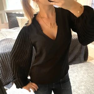 Svart blus  - Vringad, ärmarna är thighta vid händerna så går att göra tröjan trekavrtärmad 💓super snygg & jätte bra kvalitet 