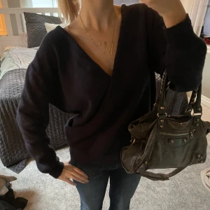 Mörk blå stickad tröja med öppen rygg  - Stickad tröja med öppen rygg, går att ha bak och fram så den även blir vringad💓 super mysig och jätte snygg!!!💓