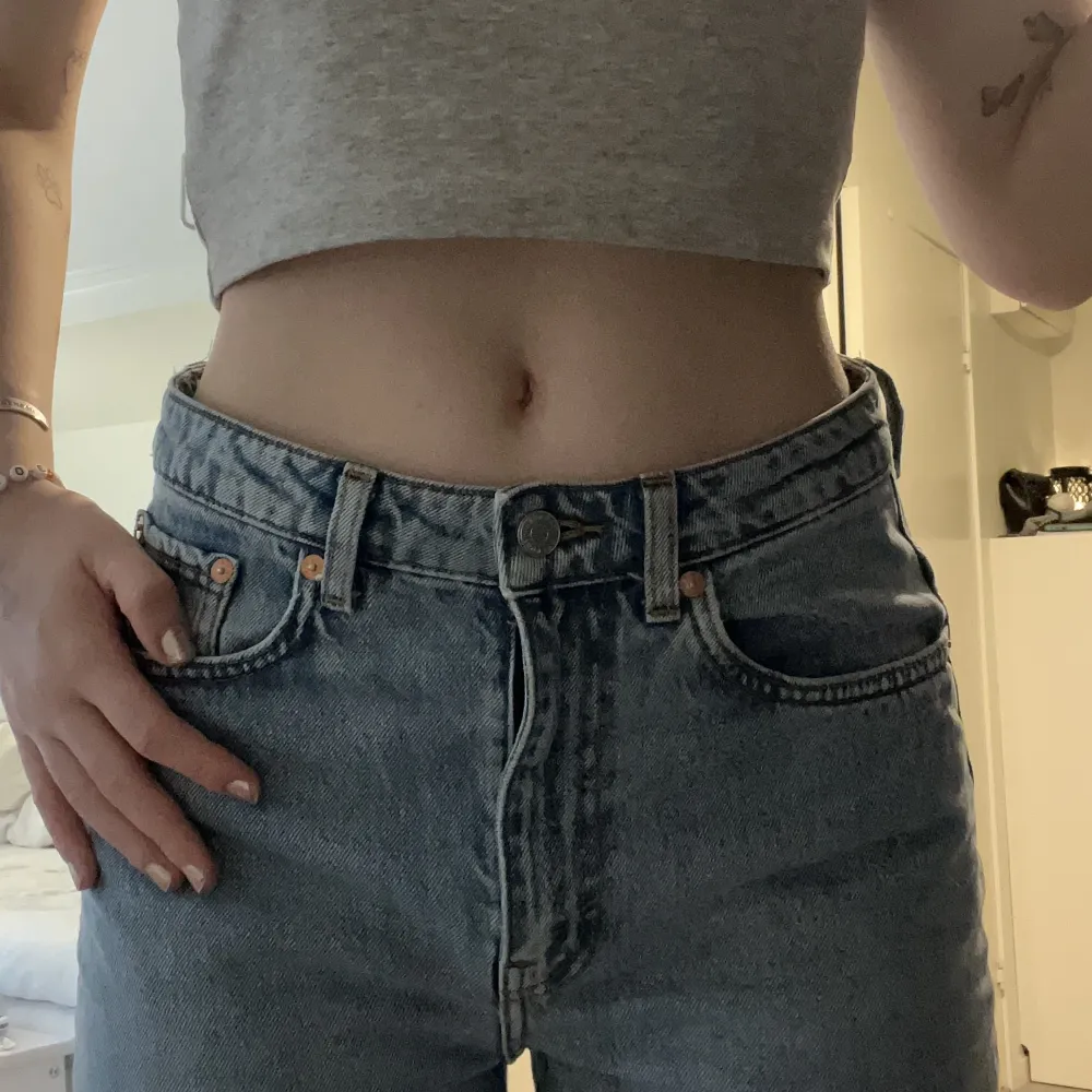 Voyage Jeans från Weekday i bra skick och använda ett fåtal gånger. Storlek 28/28 och färgen är som på sista bilden. . Jeans & Byxor.