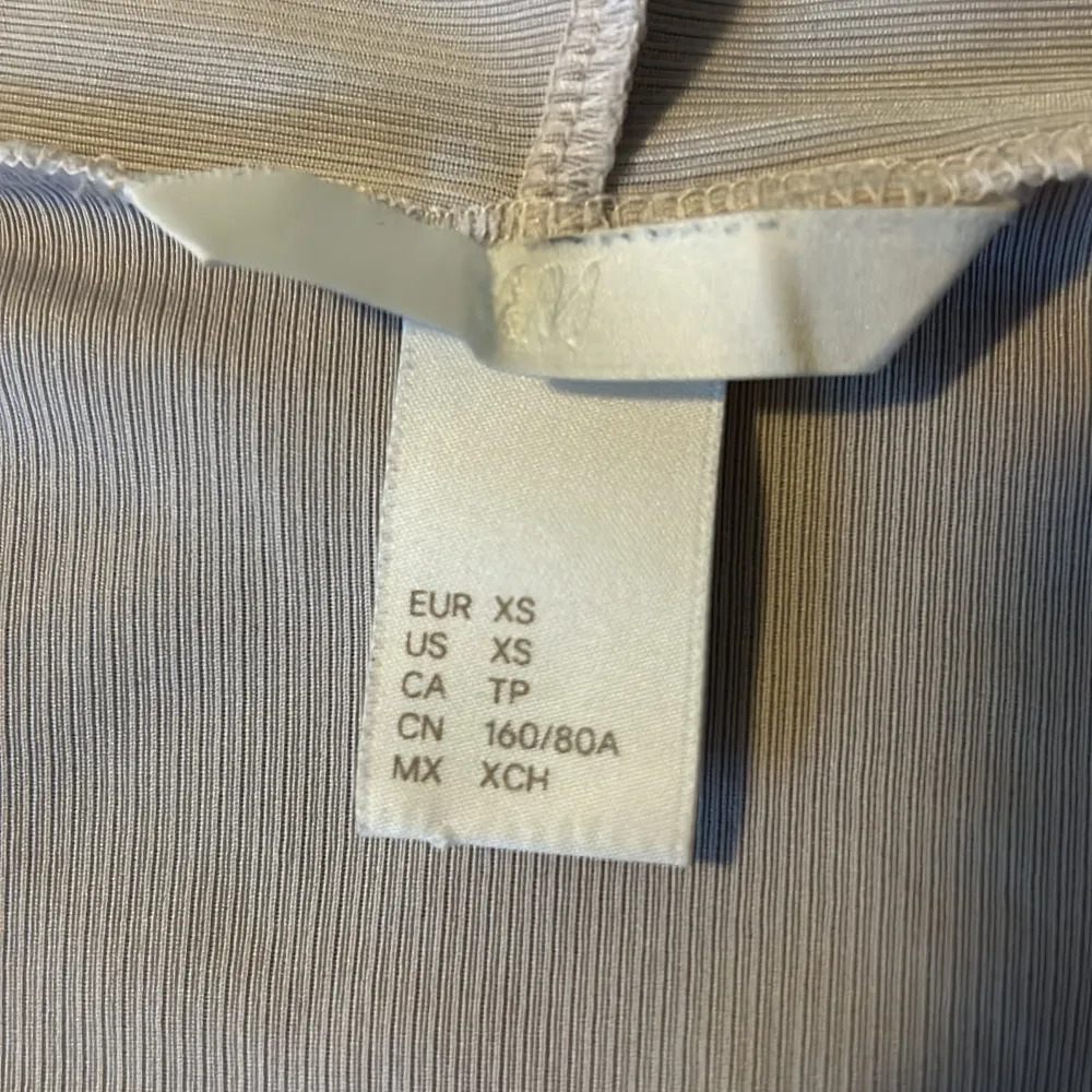 Ribbad tröja från H&M, kommer ej till användning. Köparen står för frakten😊. Tröjor & Koftor.
