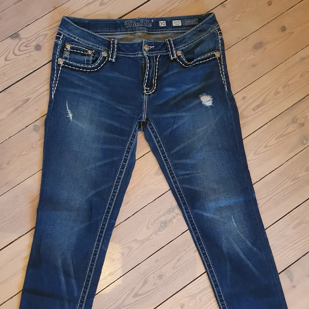 Snygga Miss Me-jeans i bra skick! Stl 30, innerbenslängd ca 73 cm. En strass-nit saknas på högra bakfickan.. Jeans & Byxor.