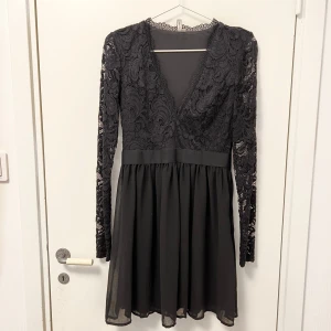 Klänning Nelly  - Säljer denna klänning från Nelly.com då den aldrig kommer till användning längre. Använd en gång. 