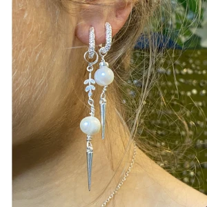 l8hasselblad - Intressekoll på dessa två örhängen från l8hasselblad! Super fina och använda få gånger. Skriv vid intresse! Köpte det långa för 850kr och det korta för 750kr ❤️