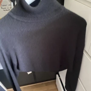 Svart stickad tröja  - Magtröja som är stickad 