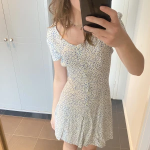 sommarklänning - blommig sommarklänning med knytning i ryggen, köpt på brandy melville för flera år sedan💕💕 superfin till student eller midsommar!!