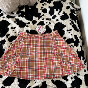 Kjol från Monki - Oanvänd kjol från Monki, stl 44. Den passade inte mig så tänker att jag kan sälja vidare. 