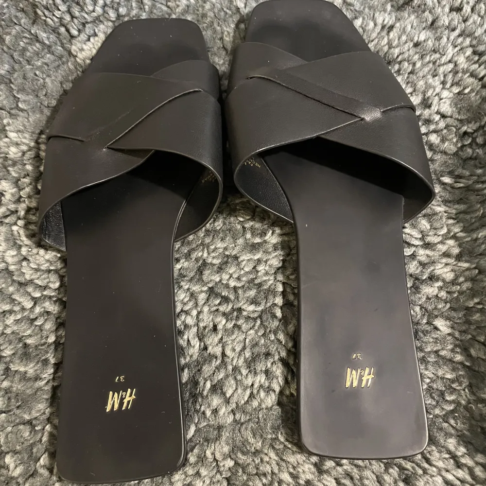 Så fina svarta sandaler från h&m. Storlek 37, använda fåtal gånger så väldigt bra skick😇. Skor.