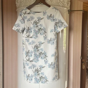 Blommig klänning - Blommig klänning från NLY EVE.  Strl 34 