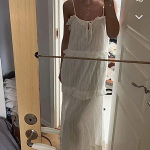 Långklänning volang  - Lång volangklänning från märket yas med prislappen kvar!💕 strl S & jag är 170 cm lång. Nypriset är 700 kr & mitt pris 500 kr🥳🤝 SÅ SNYGGA detaljer, är fullkomligt kär i denna men har för många klänningar 🤍