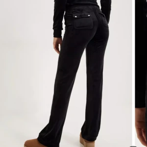 Juciy couture - Säljer mina svarta juciy byxor då jag vill ha en annan färg, köptes för ca 2 veckor sedan o använda ca 2/3 gånger, så inprincip nya, skriv privat för egna bilder☺️