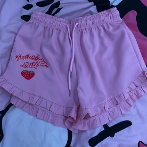 Rosa Jordgubbs shorts  - Säljer för att de aldrig använts. Fint skick och är ej sönder och har inga fläckar. Klicka på köp om du vill köpa, kontakta om du har frågor!