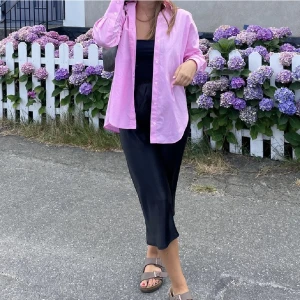 Rosa skjorta  - Säljer denna superfina rosa skjortan från ZARA i storlek S, använd Max 3 gånger så i superbra skick. 🌸