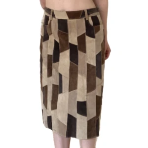 Mockakjol - Faaantastisk kjol i äkta mocka! Kommer inte till användning så mycket som jag hade önskat. Inget att anmärka på, fint skick! Uppskattar till en storlek M! 