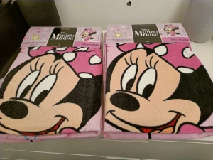 Nyheter blandat  - Mimmi badlakan i bomull 149 kr st.   Gabbys och Bing väskor 30 cm - 200 kr st  Allt är helt nytt, inkl kvitto ångerrätt och garanti. Frakt tillkommer.  Säljer som företag. 