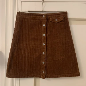 Brun manchesterkjol - Brun manchesterkjol i stl 36 från Vero Moda org. pris ca 400 kr. Kjolen är i nyskick och använd max 2 ggr🤎🤎köparen står för frakten:)