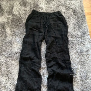 Svarta linnebyxor  - Svarta linnebyxor från Chelsea. Fint skick, köpta förra sommaren och knappt använda. 