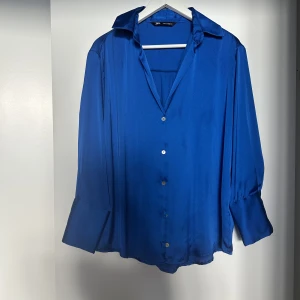 Satinskjorta - Satinskjorta från Zara, använd en gång 