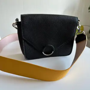Svart väska med brett gult band från H&M