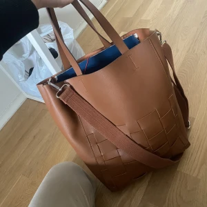 Läder väska - Super snygg läder väska i topp skick! Får plats med dator och mycket mer