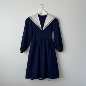 Urfin vintage sjömansklänning - Utfin vintage sjömansklänning i marinblått med söt krage. Passar en XXS-XS, ger gärna mått. Den har två mindre fläckar på kragen! 🤍