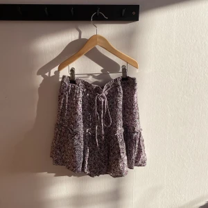 Sommrig zara kjol💜 - Super fin blommig kjol från zara med inbyggda shorts. Säljes pga att jag inte använder den längre💜