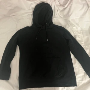 Hoodie - TRYCK INTE PÅ KÖP NU.  Svart hoodie från lager 157.