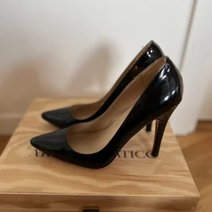 Pigalle Follies 100 patent-leather pumps - Christian Louboutin klackskor som är använda fåtal gånger Storleken är 40 men passar mig som har 38 och smala fötter Tyvärr finns ingen påse eller skokartong kvar men om ni vi se att de är äkta kan ni kontakta oss Hör av er för mer bilder och information👠