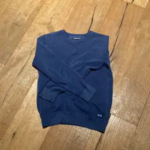 Säljer denna stickade tröjan i blå retro färg. Storlek 152. Skick 9-10