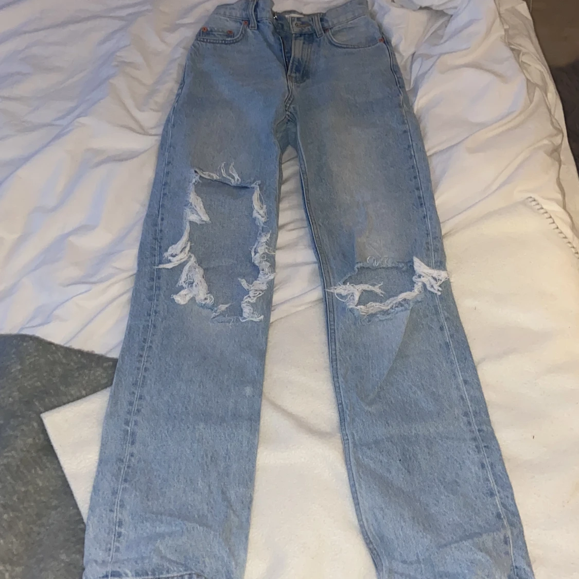 Blå jeans med hål