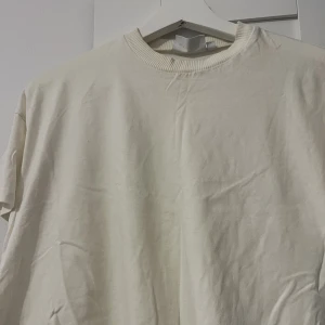T-shirt  - Använd ett par gånger, T-shirt från weekday som är ”avklippt” i storlek S.