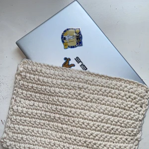 Datorfodral  - Virkad datafodral. Kan beställas i flera färger. Tjock garn som skyddar datorn från repor! 