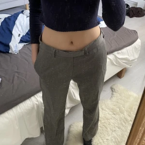 Kostymbyxor  - Assnygga lowwaist kostymbyxor❤️‍🔥 jättefin kvalite samt näst intill aldrig använda!!! Så så gott som nya!! Passar xs/s beroende på hur man vill att dom ska sitta, eventuellt M också! 🤍🫶🏼