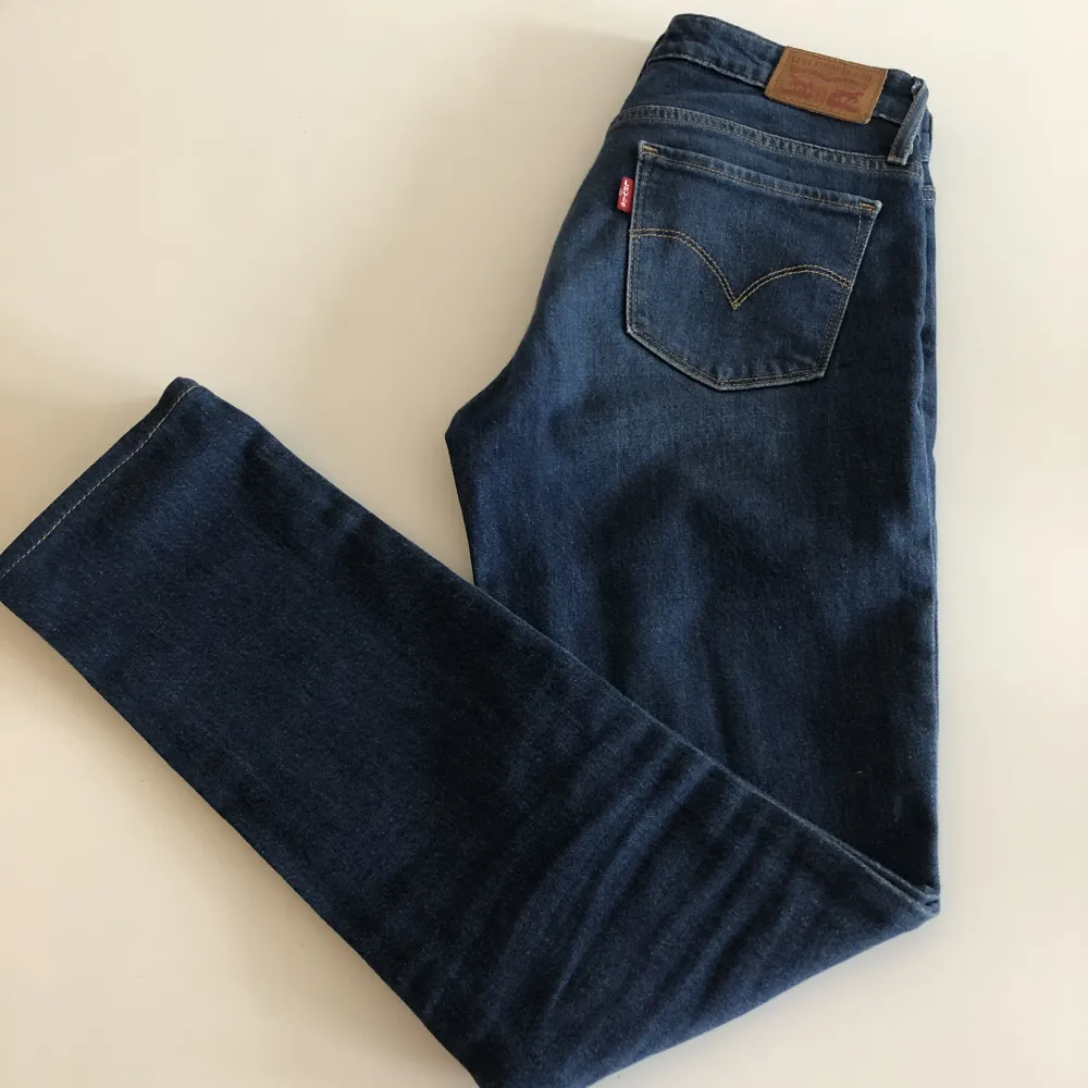 Jag säljer mina fina lågmidjade Levi’s jeans i storlek 25 eftersom de inte kommer till användning längre. . Jeans & Byxor.