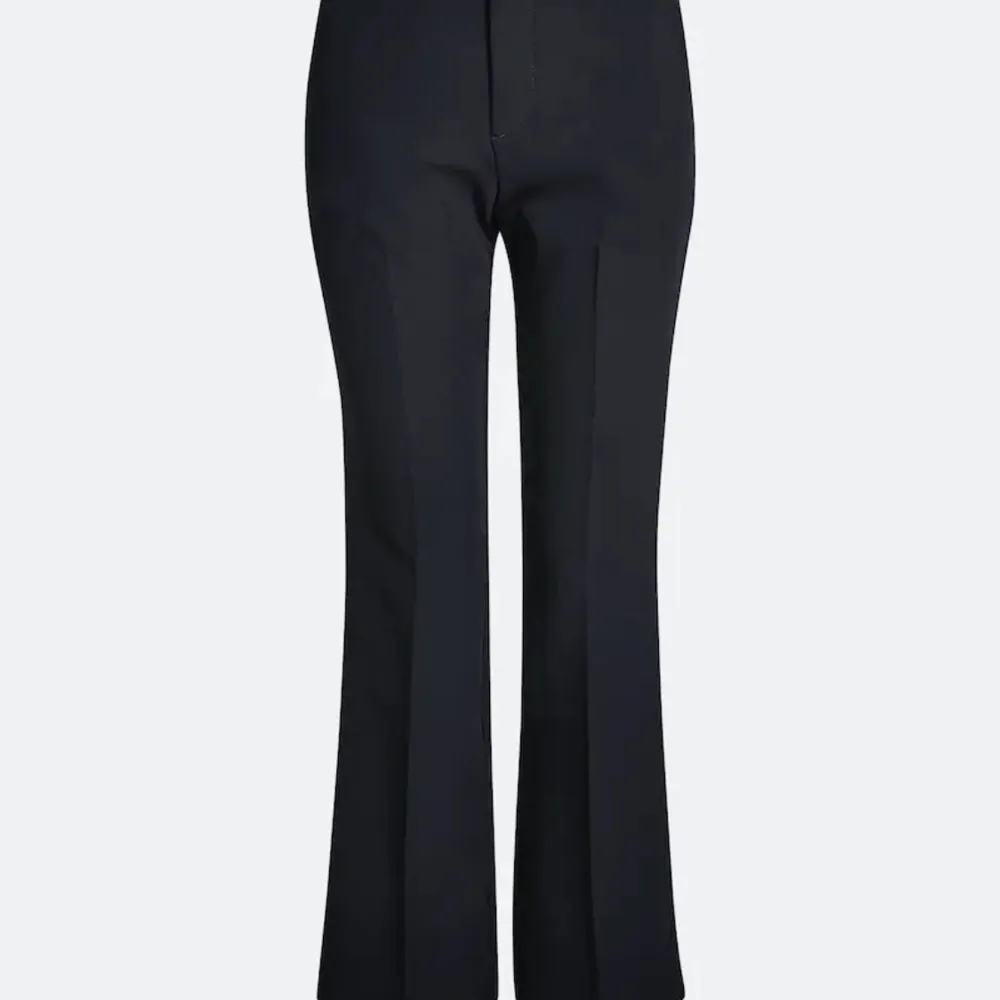 Ett par svarta kostymbyxor från BikBok. Modellen Vilma, high Waist. Använda fåtal gånger, nyskick 🙌 säljer pga att dom inte kommer till användning. Nypris är 399kr 💕 priset kan diskuteras.. Jeans & Byxor.