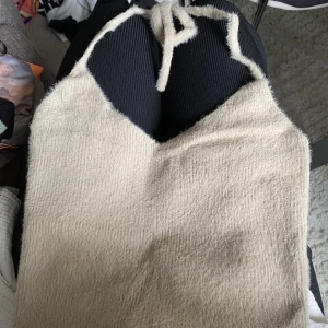 Fin halterneck topp - Mjukt ”lurvigt” material