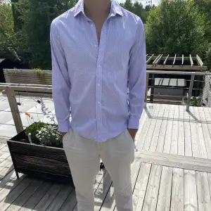 Supersnygg blå vit skjorta med fint mönster, ser annorlunda ut än i verkligheten (mycket snyggare) strl M använd fåtal gånger🙌🏾🍾