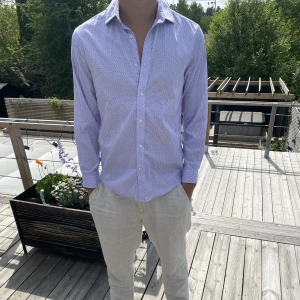 Tommy hilfiger skjorta - Supersnygg blå vit skjorta med fint mönster, ser annorlunda ut än i verkligheten (mycket snyggare) strl M använd fåtal gånger🙌🏾🍾