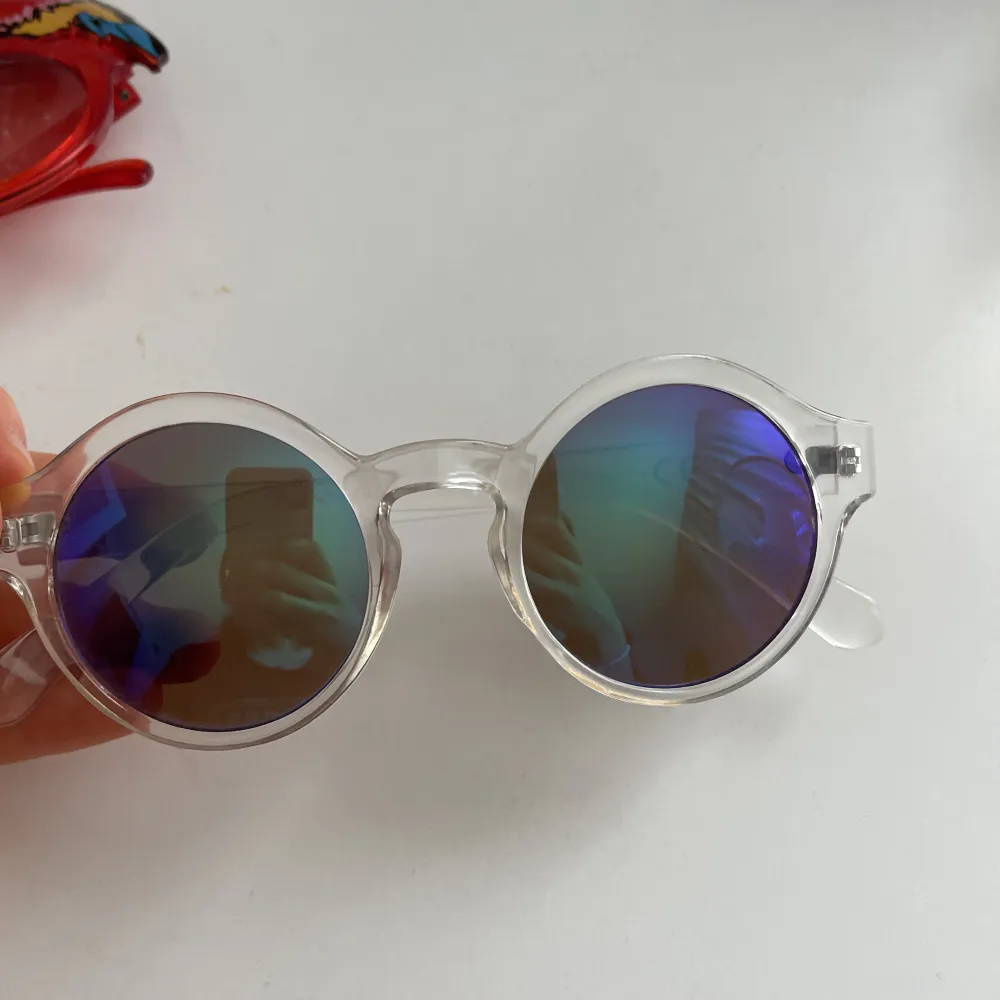 Säljer då två solglasögon som passar perfekt till nån fest eller konsert 🌸 . Accessoarer.