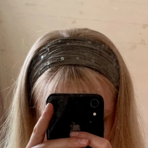 Hårband  - Grönt hårband med paljetter. Mycket sparsamt använt 💚