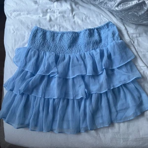 Volangkjol  - Jättesöt volangkjol i fin blå, gillar jättemycket men kommer inte till användning. Söt till sommaren och passar till mycket🤩 Lappen med storlek är tyvärr bortklippt men skulle gissa på en M. 