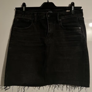 Jeanskjol - Så fin svart jeanskjol med ”rå” kant!🖤