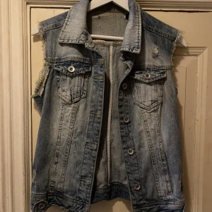 Jeansväst - Ljus jeansväst som jag köpt i barcelona