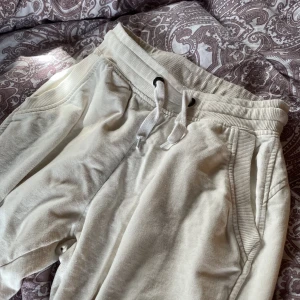 Mjukisbyxor  - Super sköna mjukisbyxor speciellt att träna i, lite tunnare inte sådär mjuka på insidan, bra kvalite och sitter tight och fint, detalj baktill som framhäver rumpan! Hundar finns i hem därav tvättas allt innan paketering, skriv privat för mer bilder! 💛