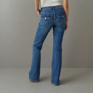 Slutsålda gina jeans - Y2k low flared jeans helt slutsålda är jätte snygga men råkade köpa det storlek, org pirs 500kr säljer för 350+frakt då jag bara andvänt dom en gång