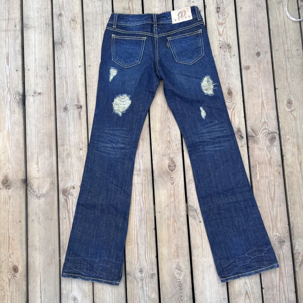 Fina low waist jeans med fina guldiga detaljer Midjemått 35cm Innerbens längd 78cm Ytterbenslängd 103cm. Jeans & Byxor.