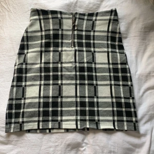 Kjol - En rutig svartvit kjol som är högmidjad den sitter väldigt bra på , den är även i väldigt fint skick.