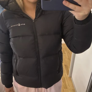 Sailracing jacka  - Säljer min sailracing jacka, är i fint skick men det ända som är trasigt ä dragkedjan 